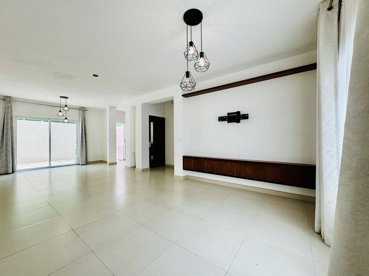 5 de 26: Sala, con lámpara y cortinas