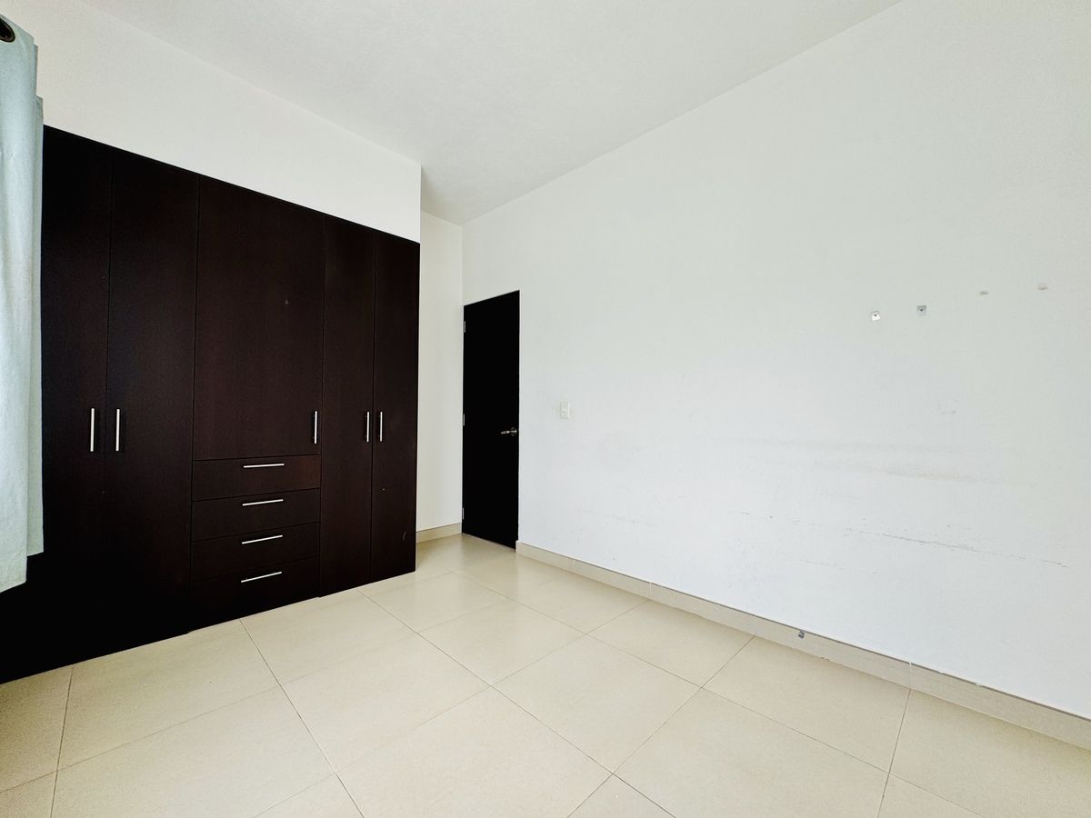 13 de 26: Recámara A, con closet y cortinas
