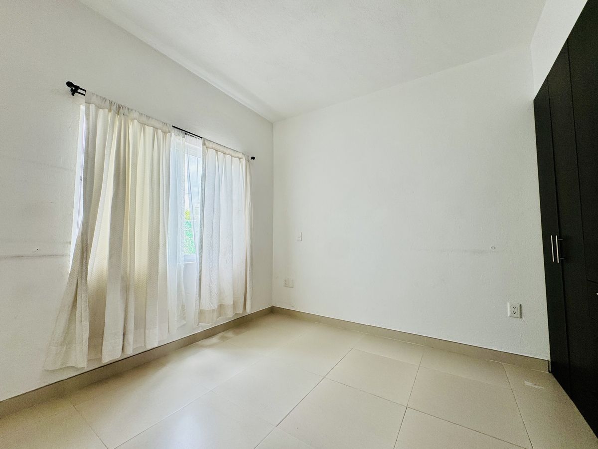 14 de 26: Recámara B, con closet y cortinas