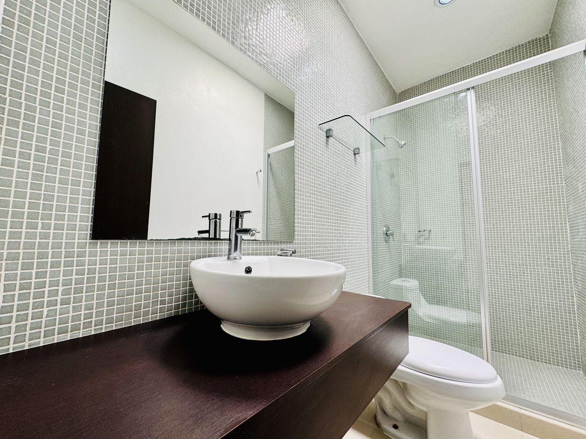 15 de 26: Baño completo, da servicio a recámaras secundarias