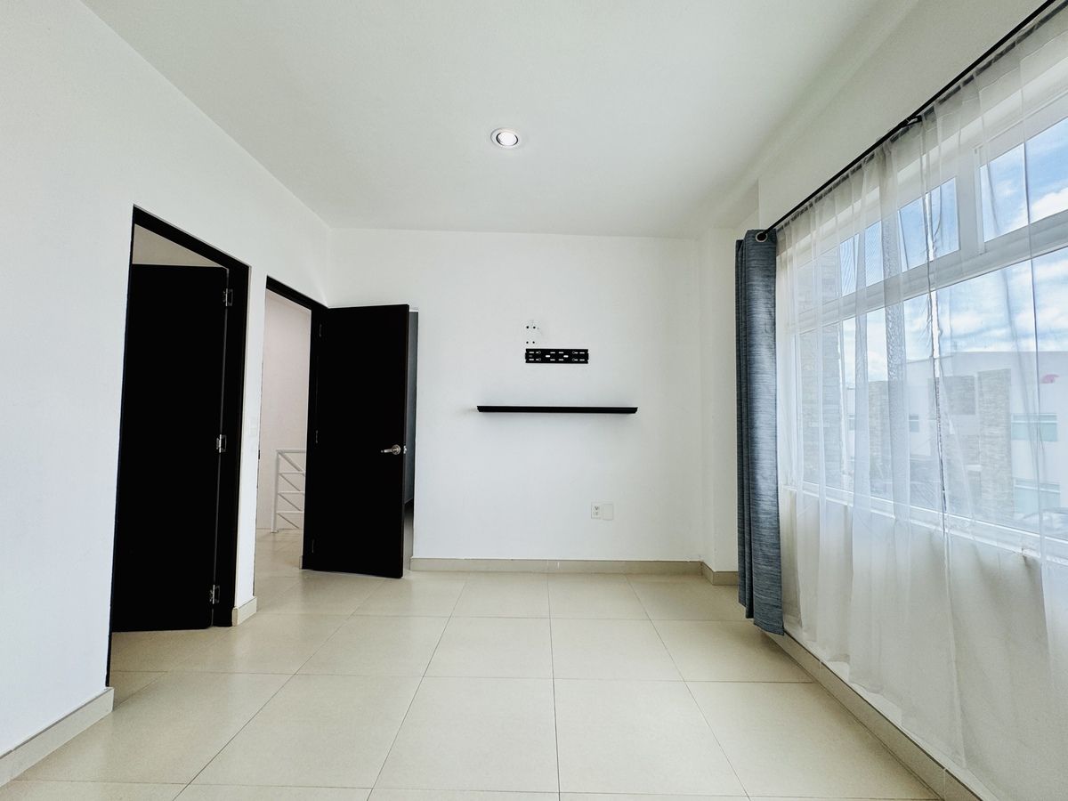 18 de 26: Recámara principal con cortinas