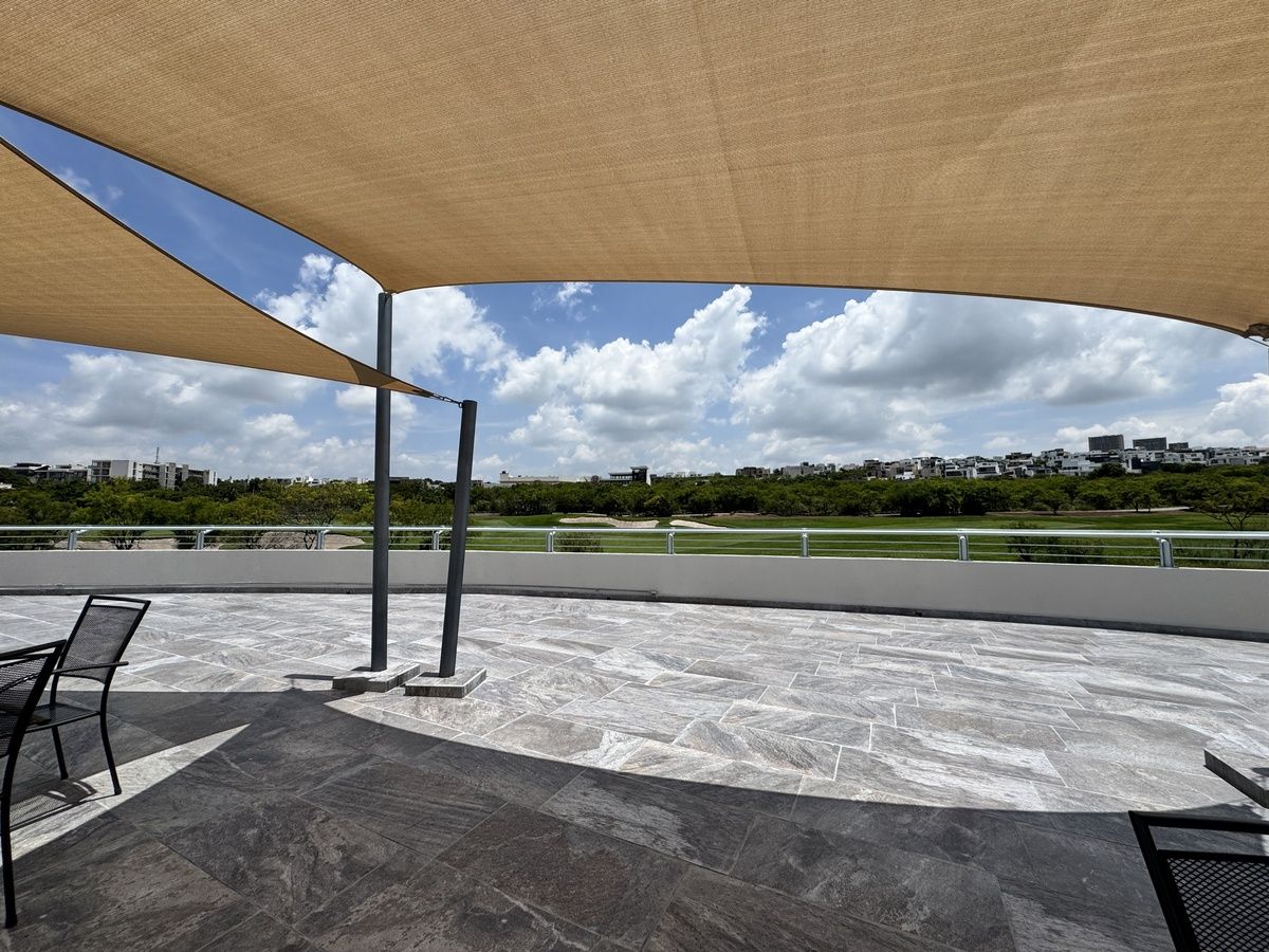 25 de 26: Terraza con malla sombra