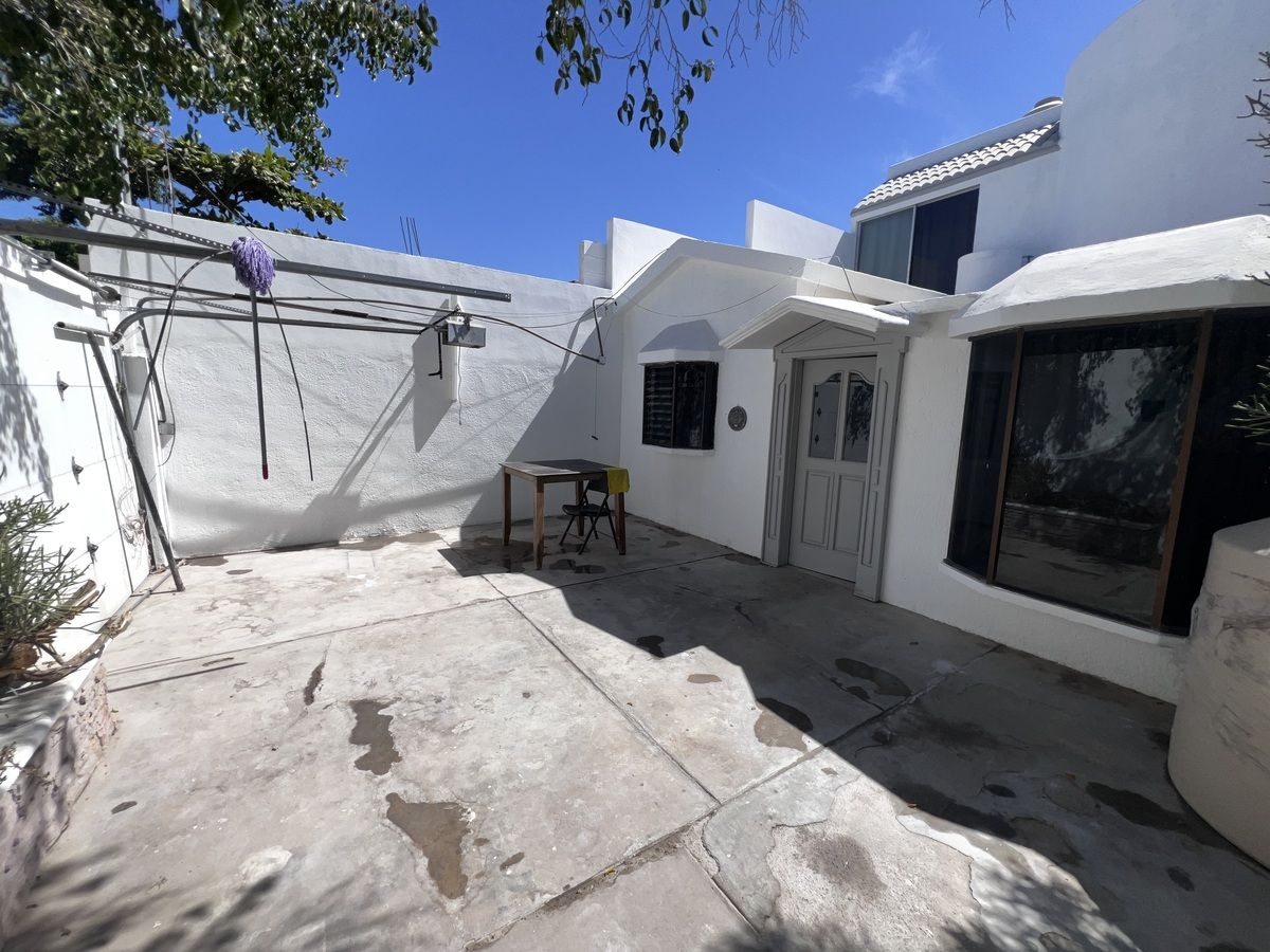 2 of 13: Cochera y patio