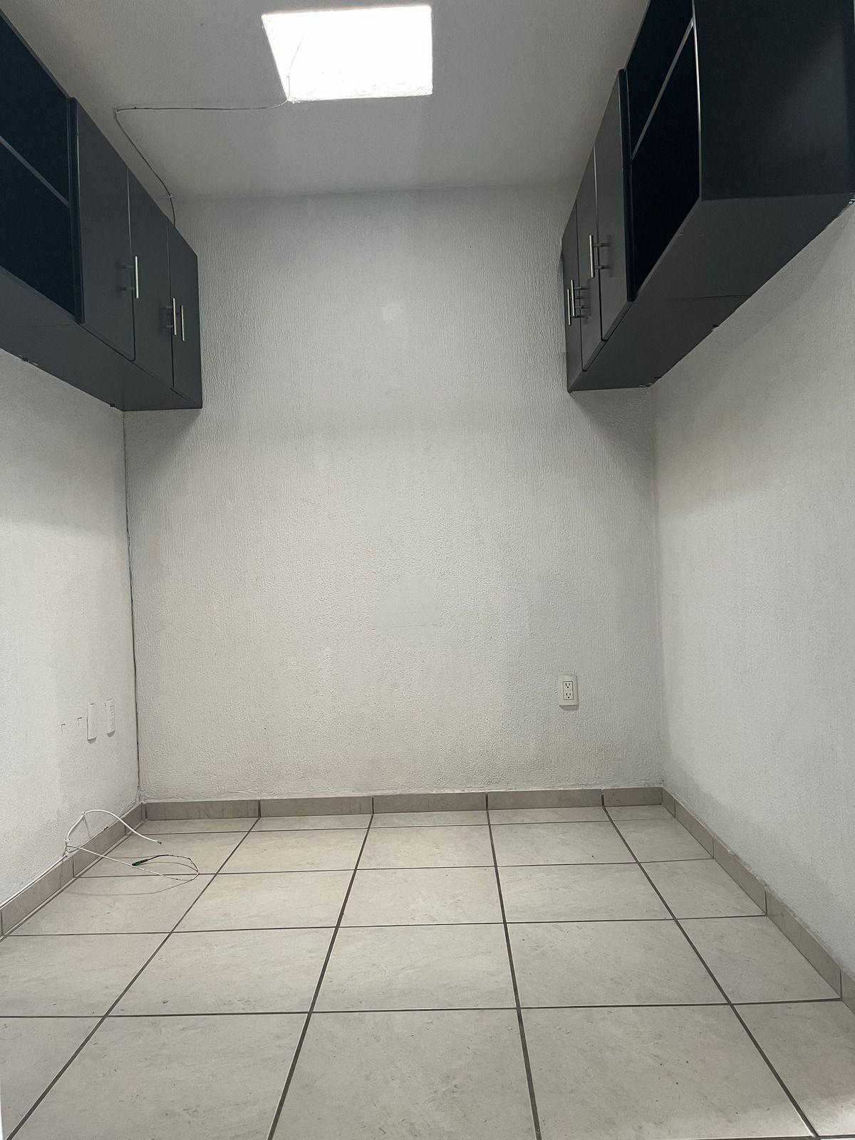 3 de 17: Sala para televisión planta alta.