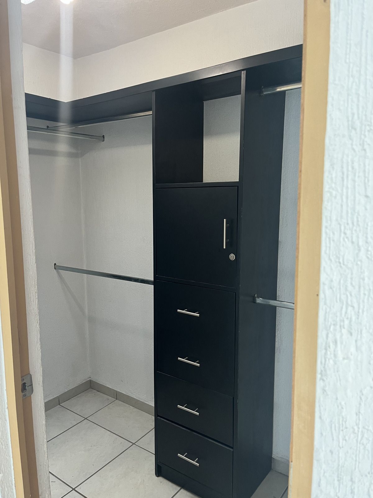 4 de 17: Closet recamara principal.