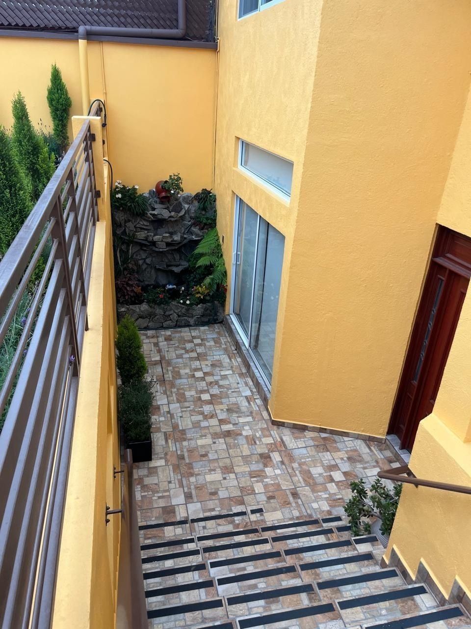 2 de 15: Doble acceso a la casa, el principal y por la cocina