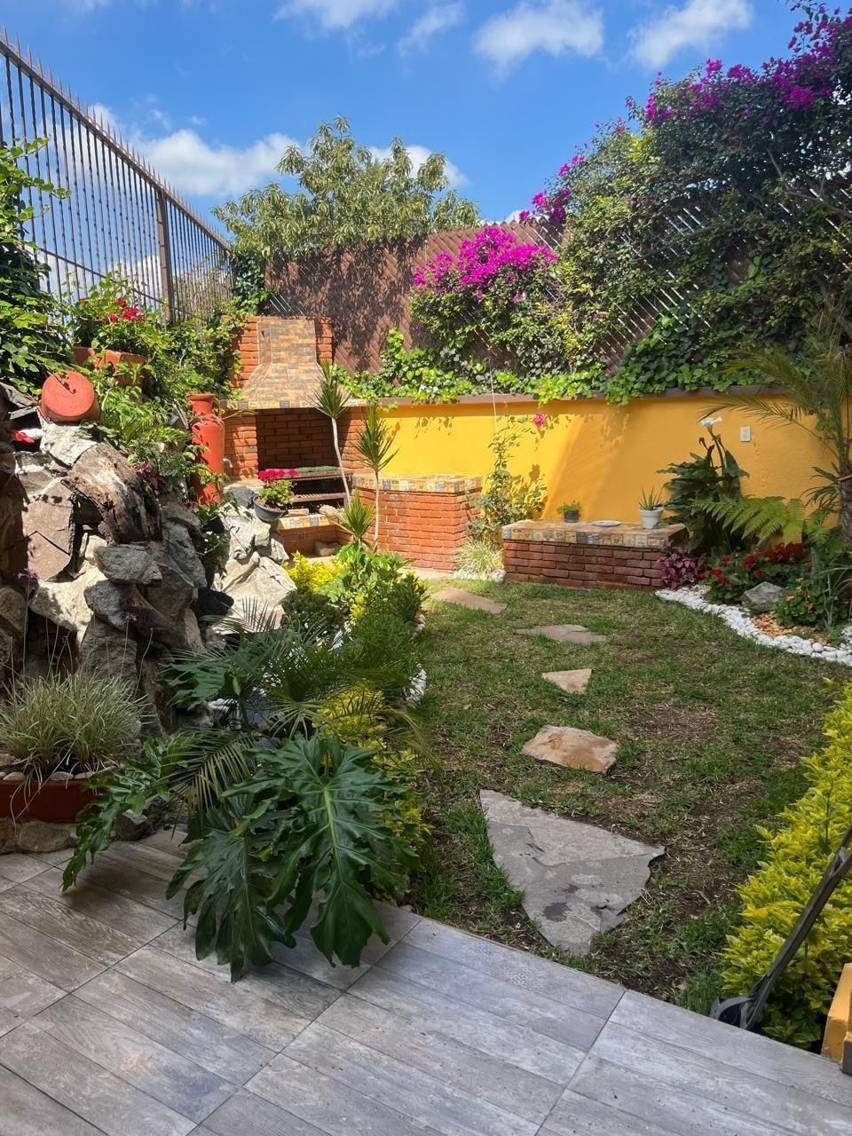 3 de 15: Jardín con fuentes y asador