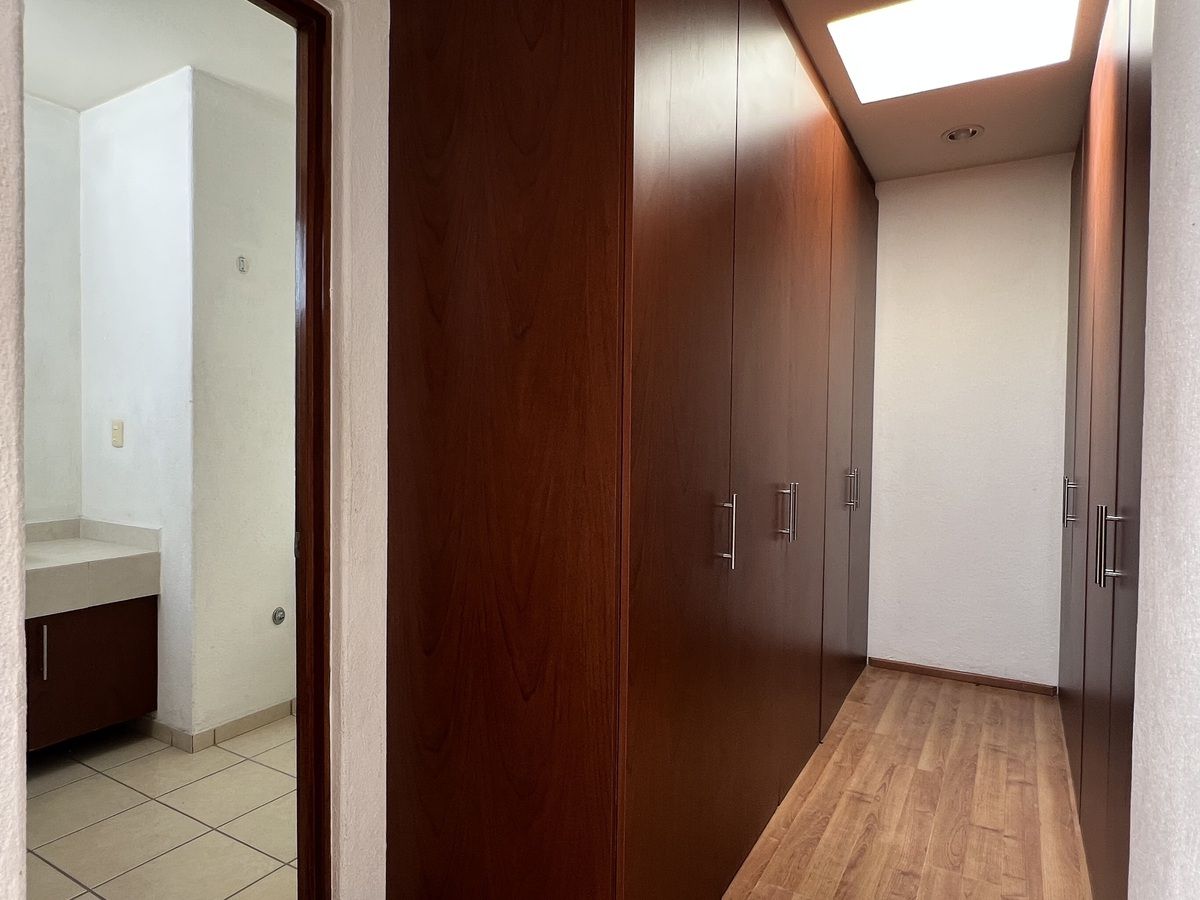 11 de 19: Doble vestidor con baño