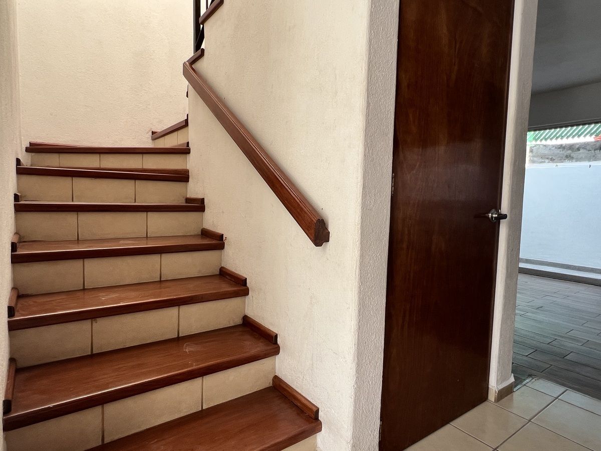 7 de 19: Bodega, escalera con barandal