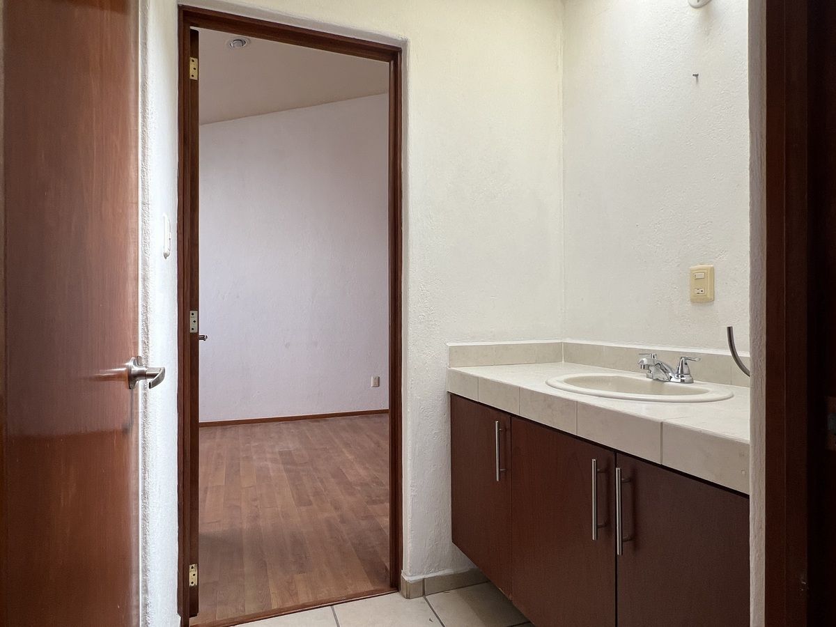 14 de 19: Baño compartido con acceso directo de cada recámara