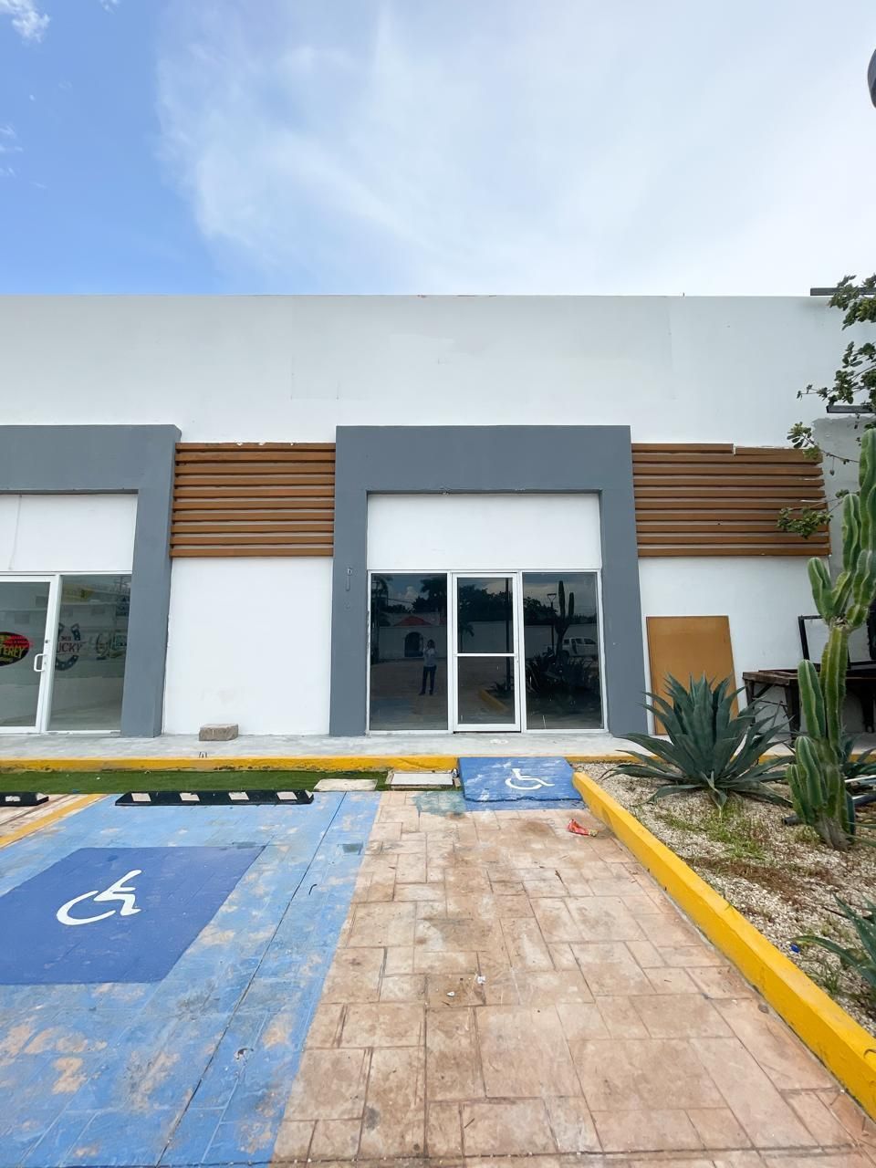 1 de 6: FRENTE 5.5M, FONDO 15M