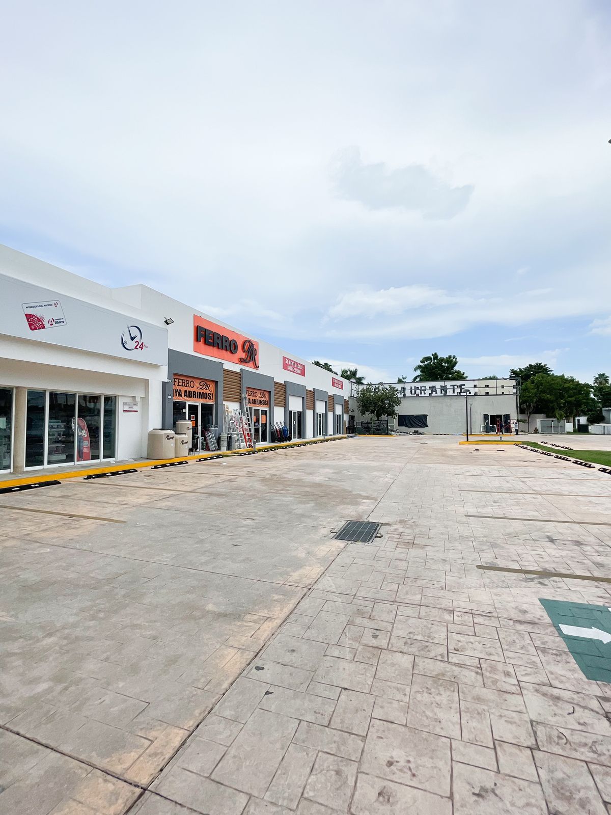 2 de 6: amplio estacionamiento