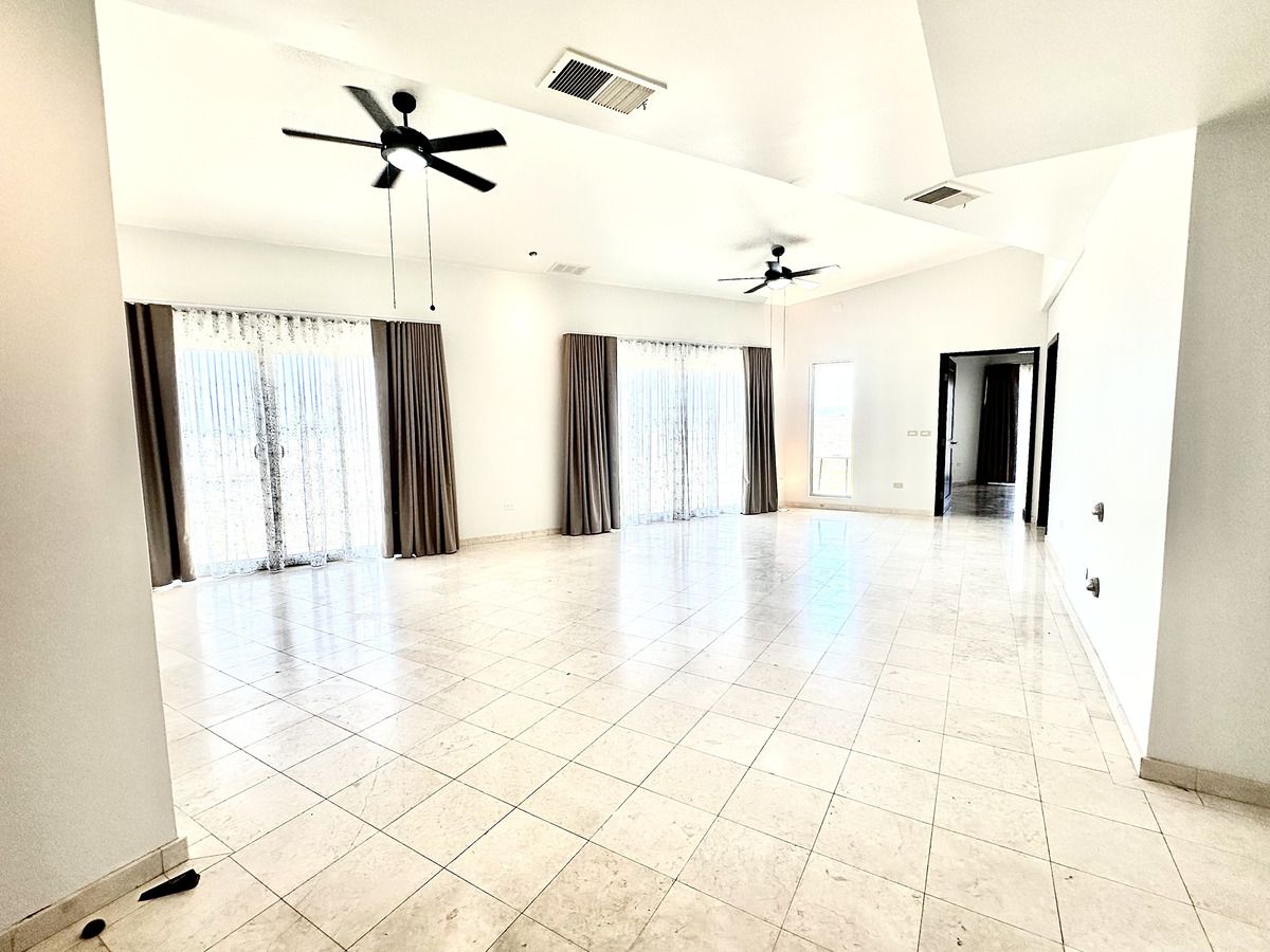 2 of 17: sala con espacio abierto