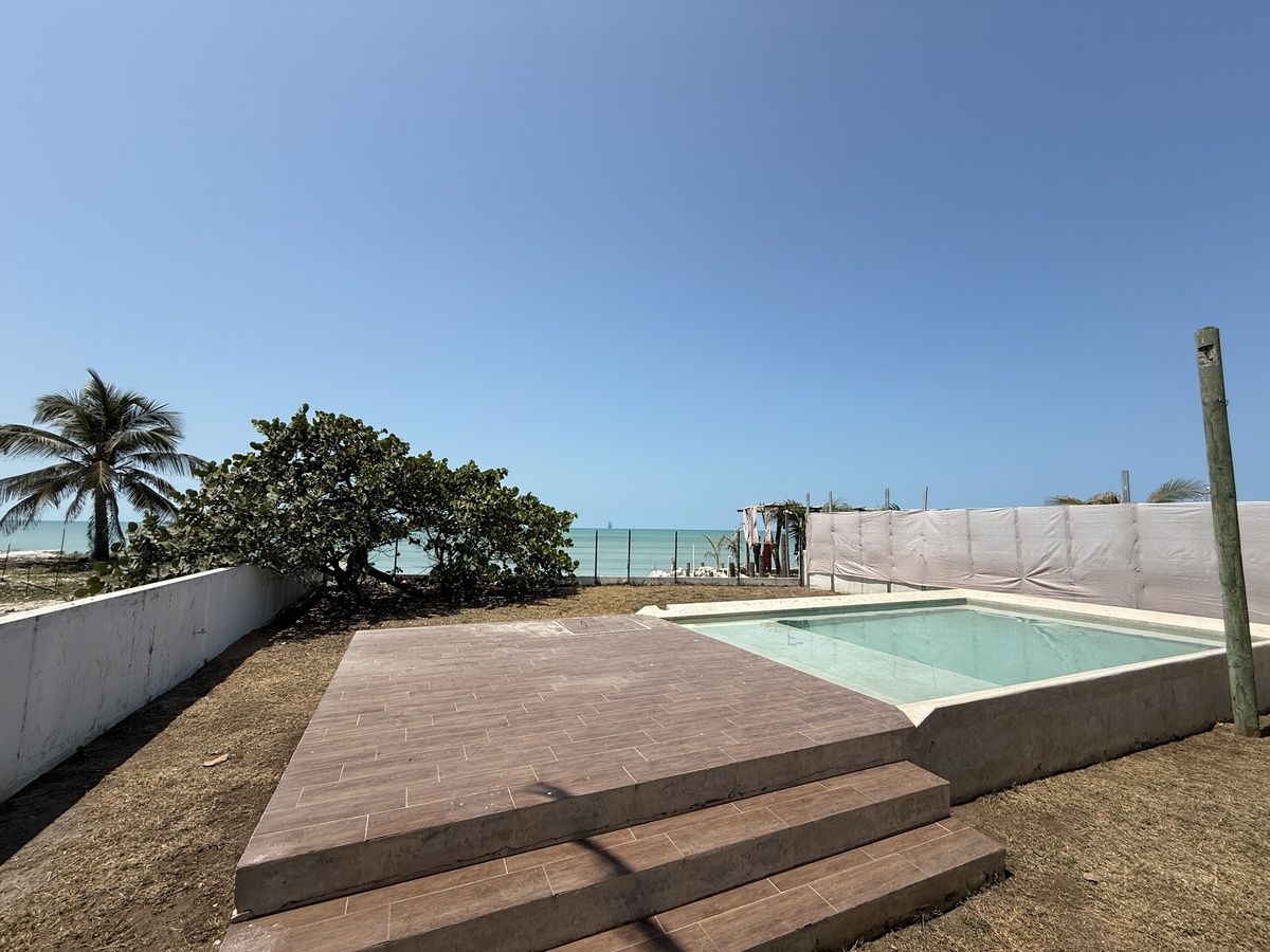 2 of 28: Patio trasero