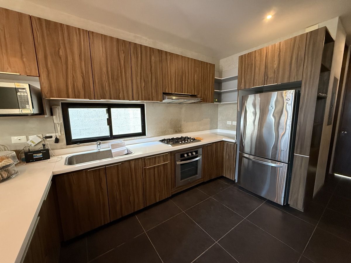4 of 28: Cocina vestida