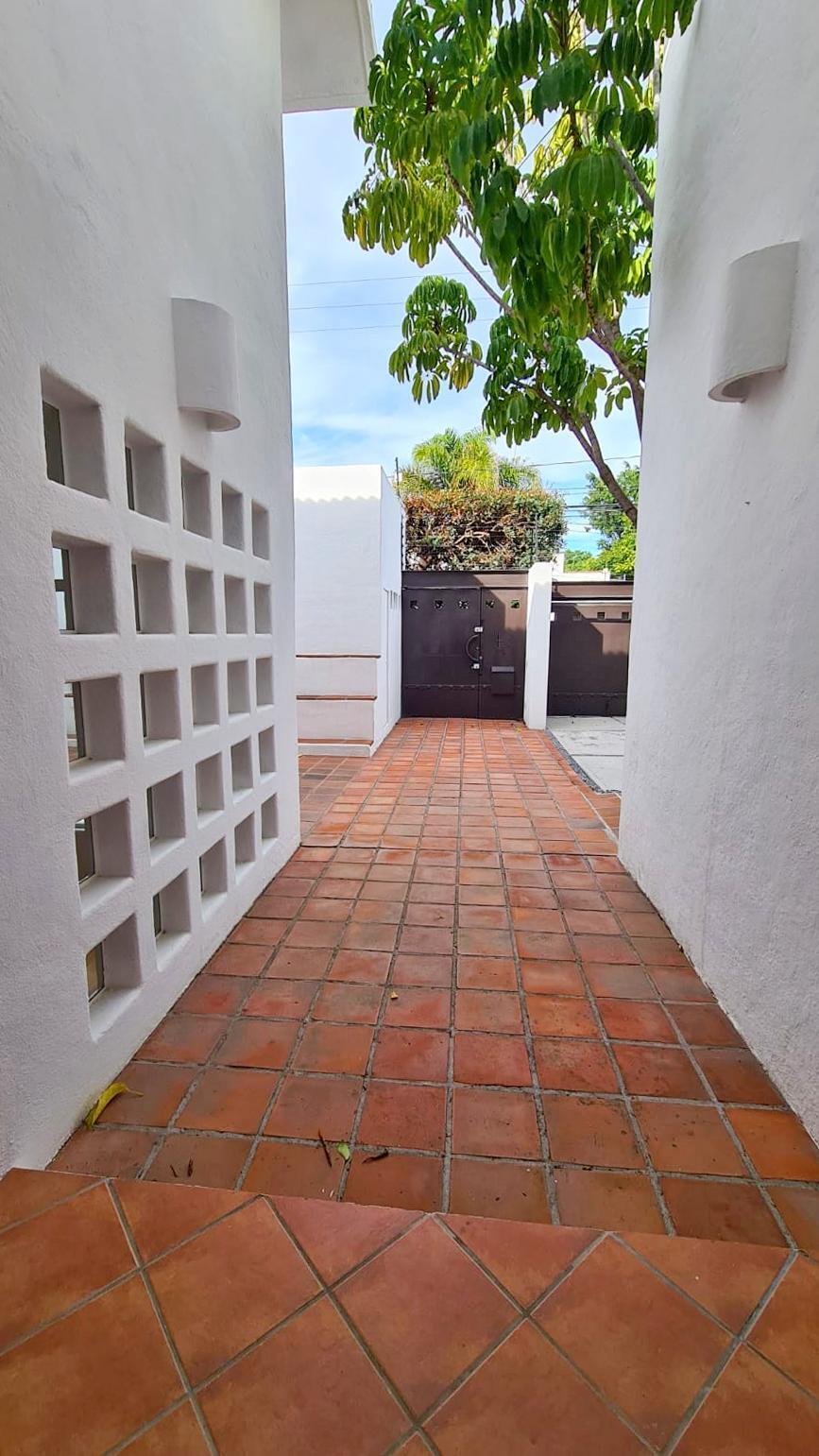 2 of 29: Entrada de la calle