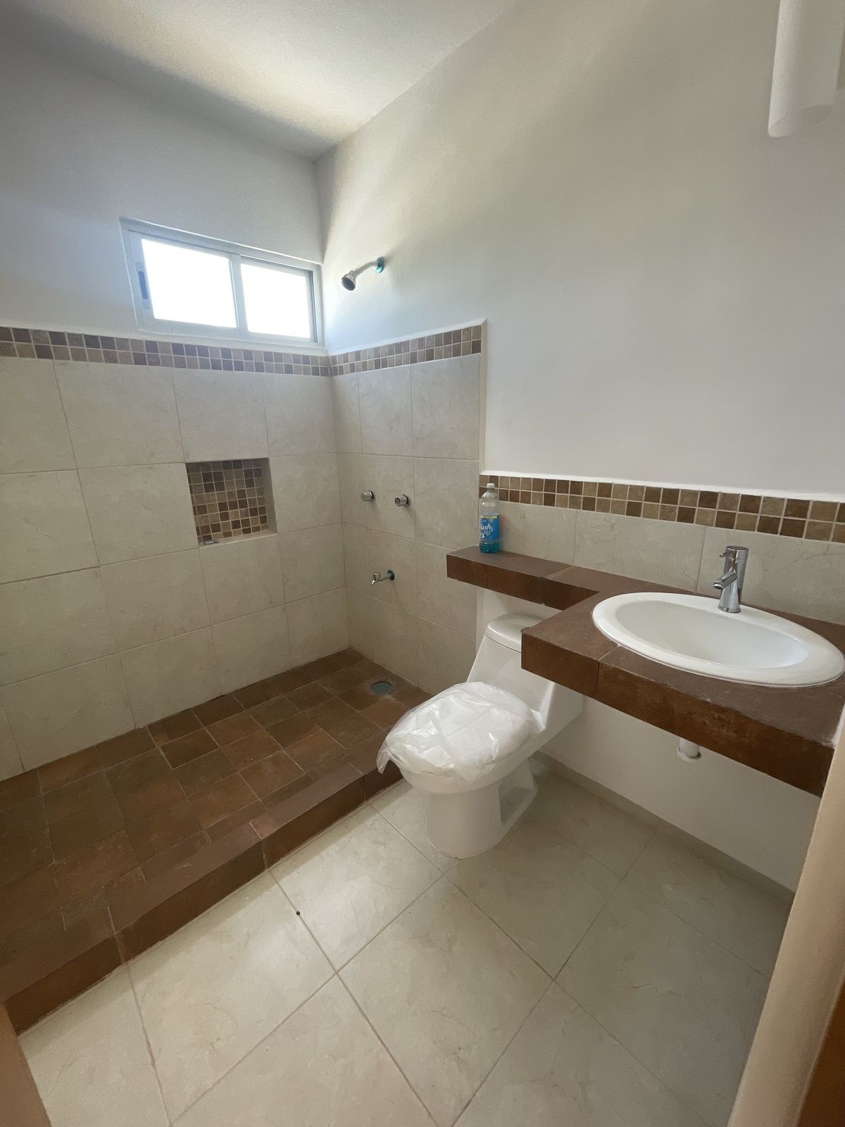 22 de 28: baño compartido para las 2 recámaras