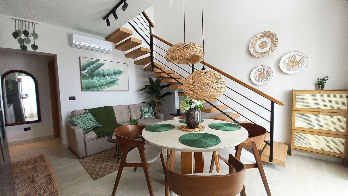 2 de 18: Comedor y escaleras
