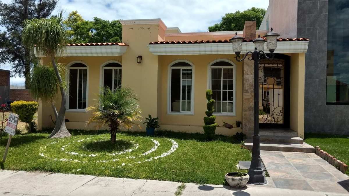 Casa en Venta / Fraccionamiento Los Pirules / Apaseo el Grande | EasyBroker