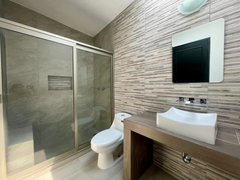 21 de 28: Baño, recámara principal
