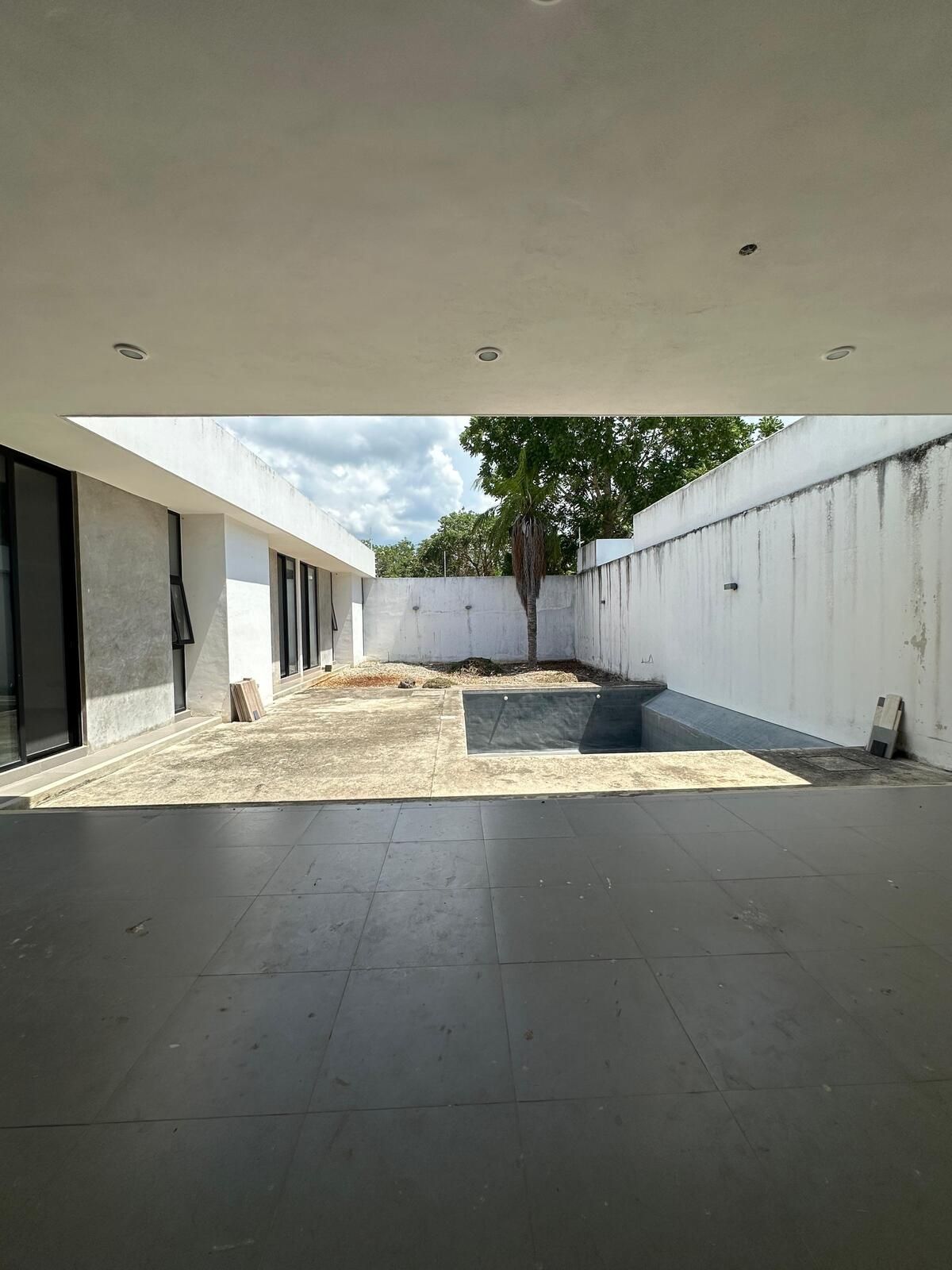 2 de 19: Terraza techada, piscina y jardín