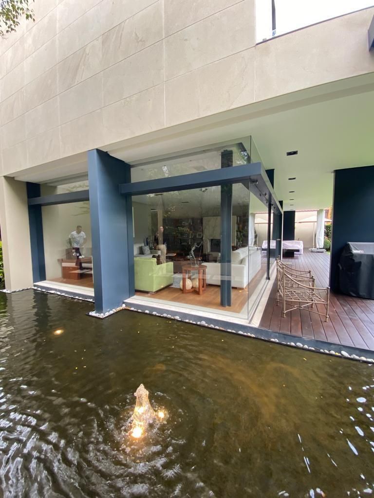 6 de 18: Desde el espejo de agua a la sala