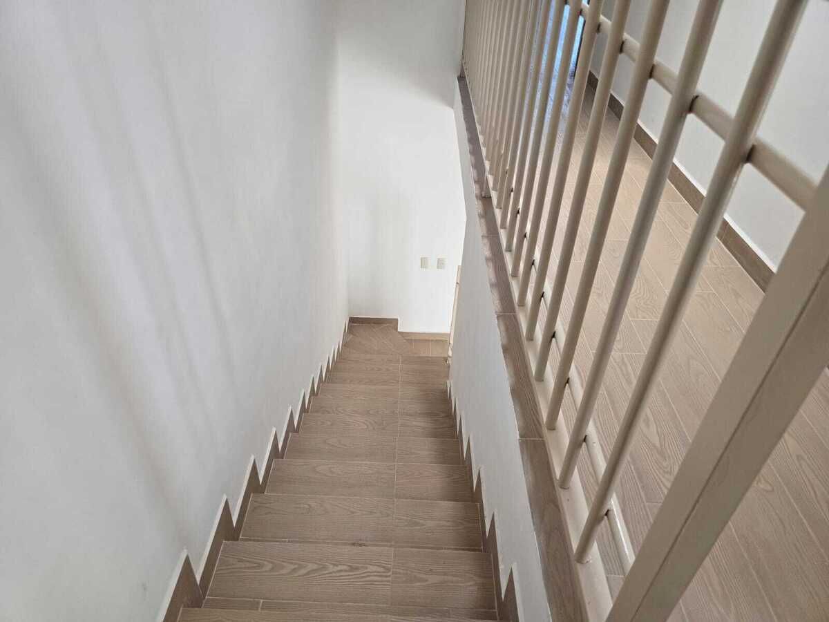 3 de 27: ESCALERA DE ACCESO A PLANTA ALTA