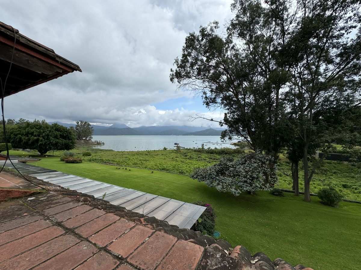 2 de 39: Vista al lago