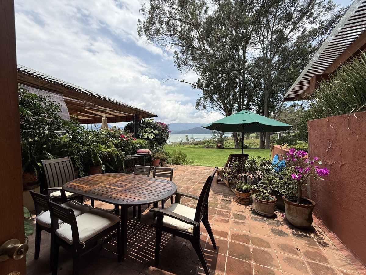 3 de 39: Terraza con vista al lago