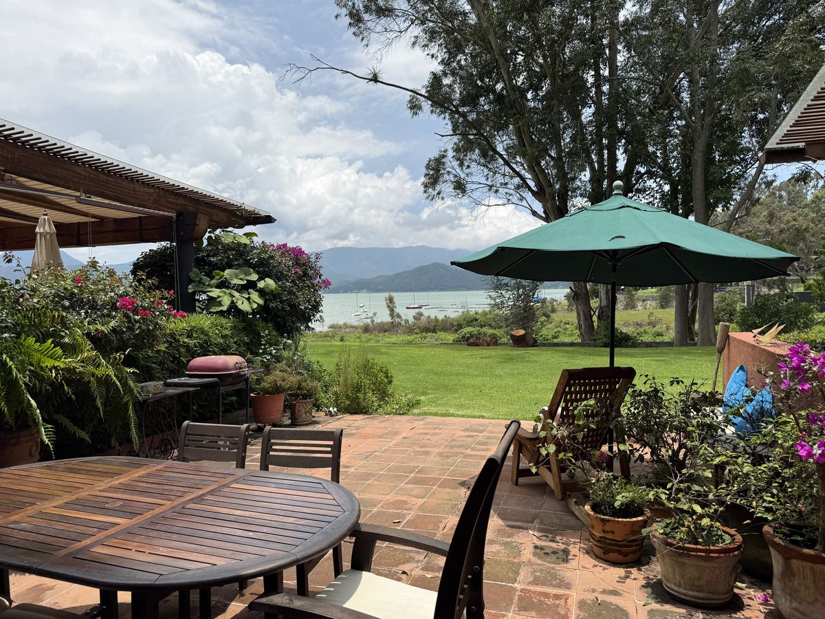 1 de 39: Terraza con vista al lago.