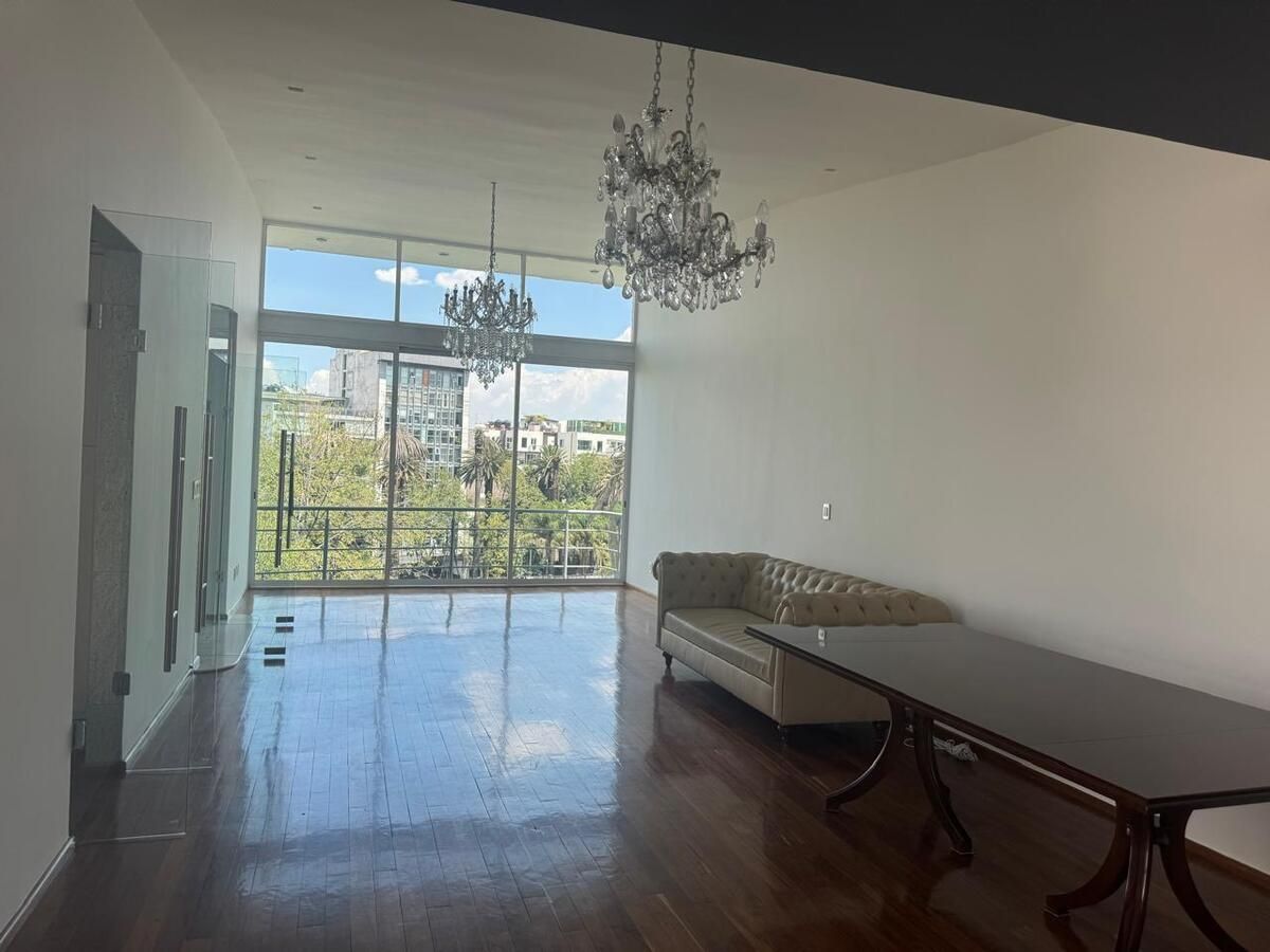 2 de 42: Sala comedor con ventanal de piso a techo, salida al balcón.