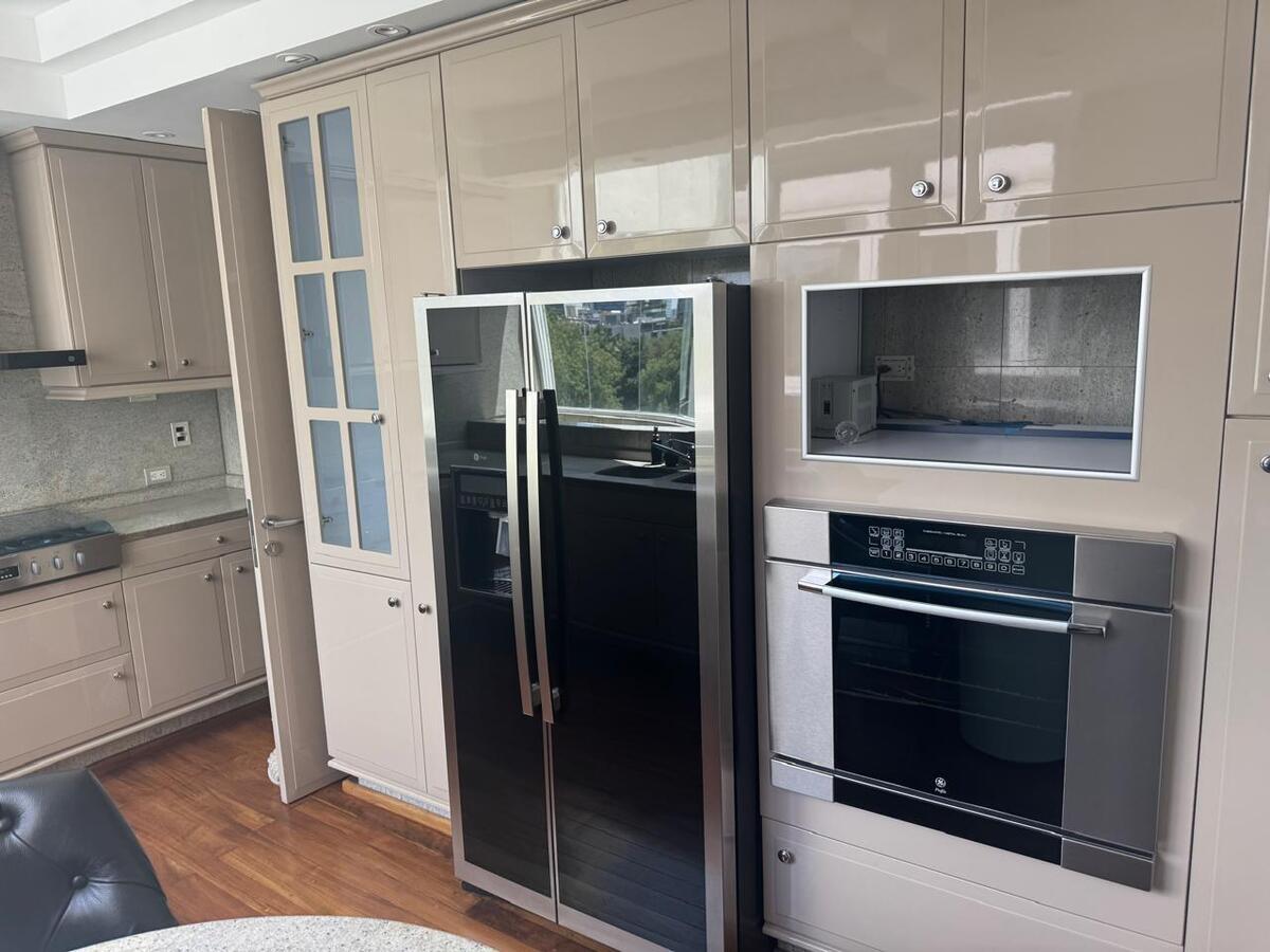 14 de 42: Cocina integral cerrada con refrigerador