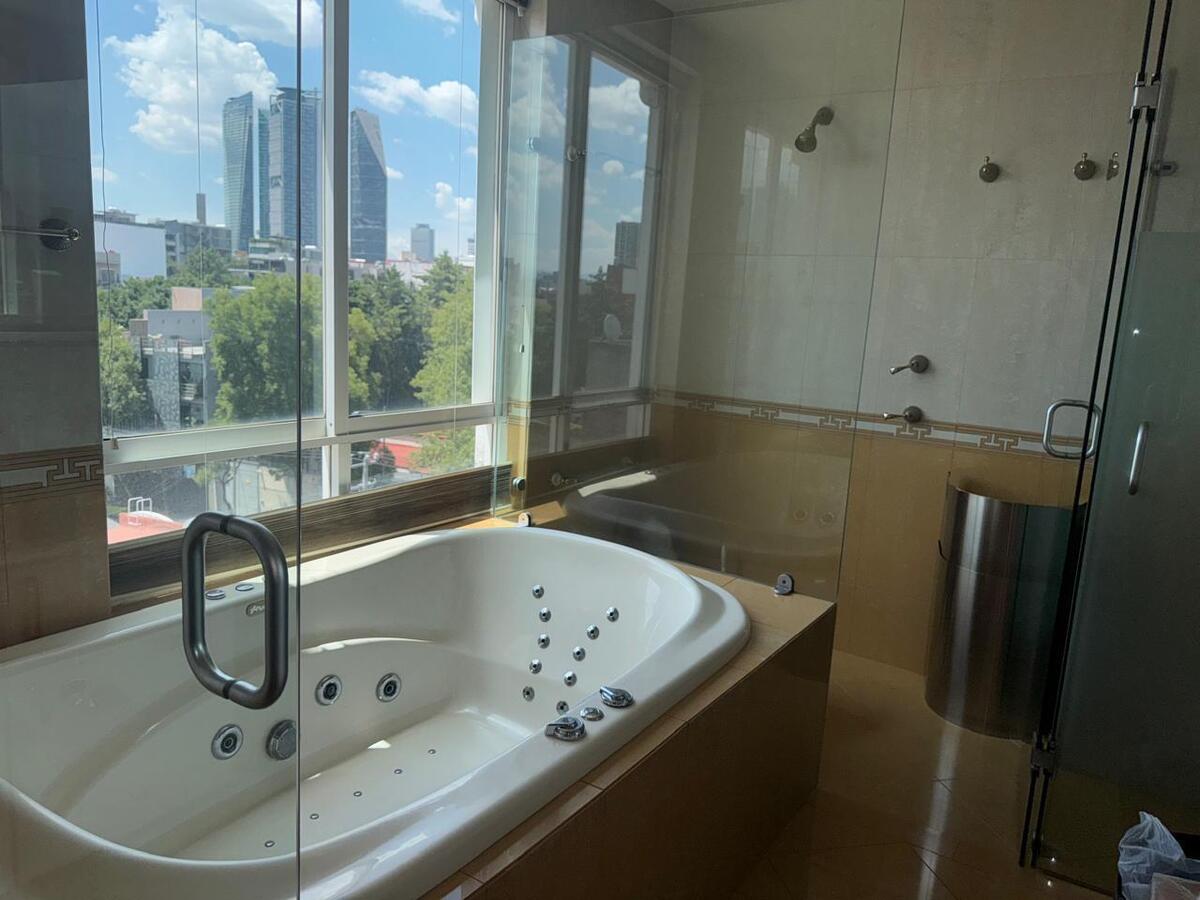 24 de 42: Baño de la recámara principal