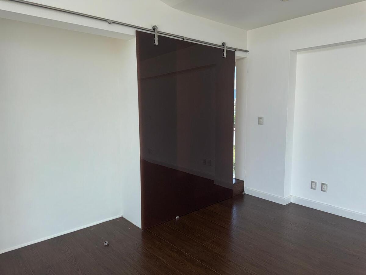 28 de 42: Puerta de cristal ahumado con riel para cierre de vestidor