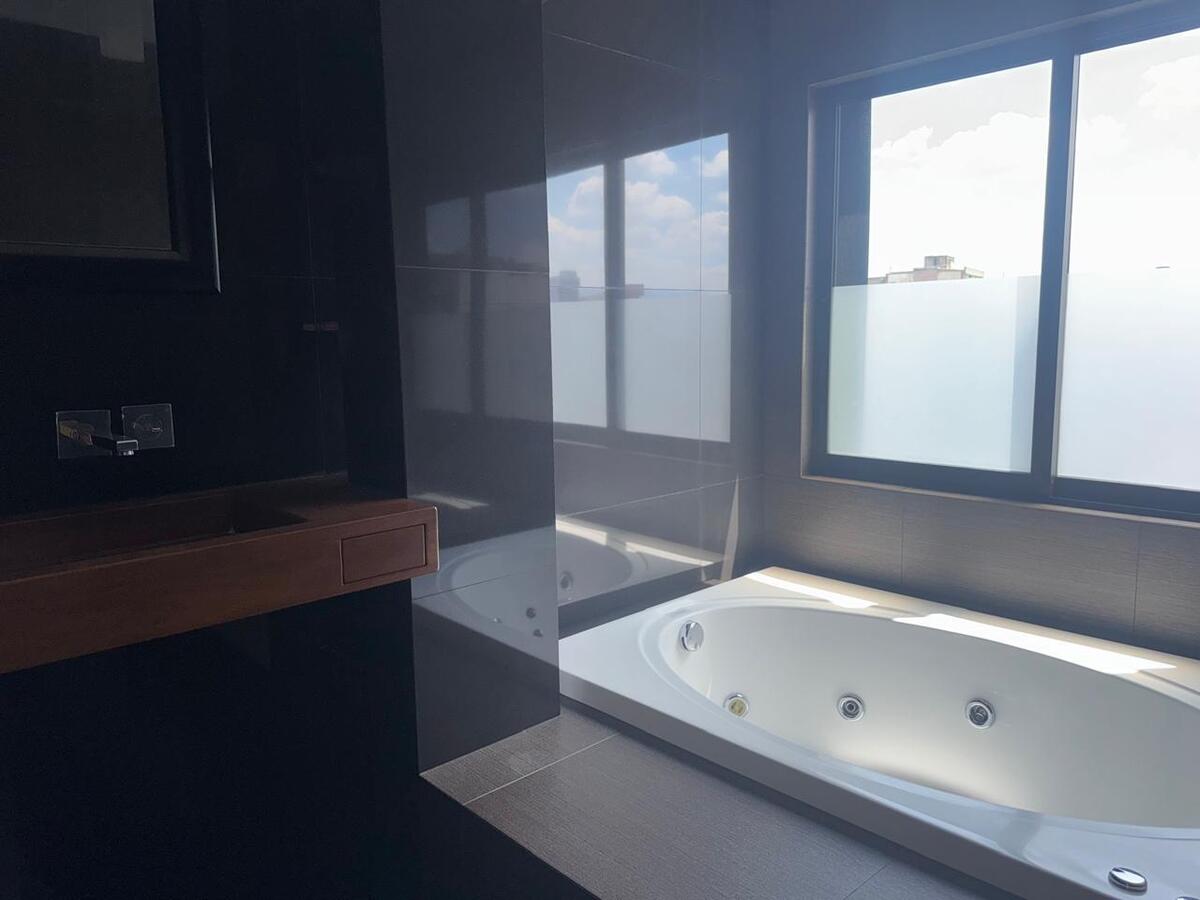 33 de 42: Baño del estudio con Jacuzzi