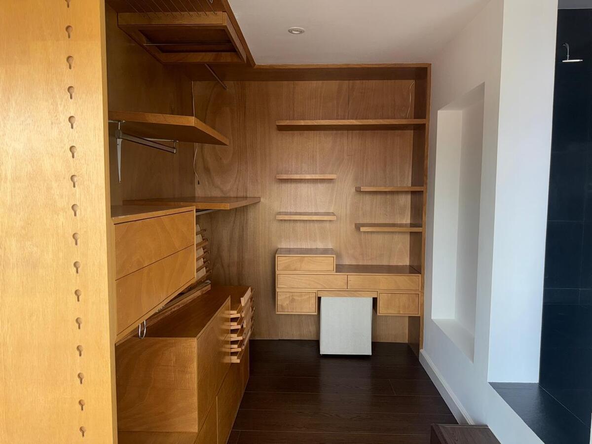 31 de 42: Vestidor del estudio