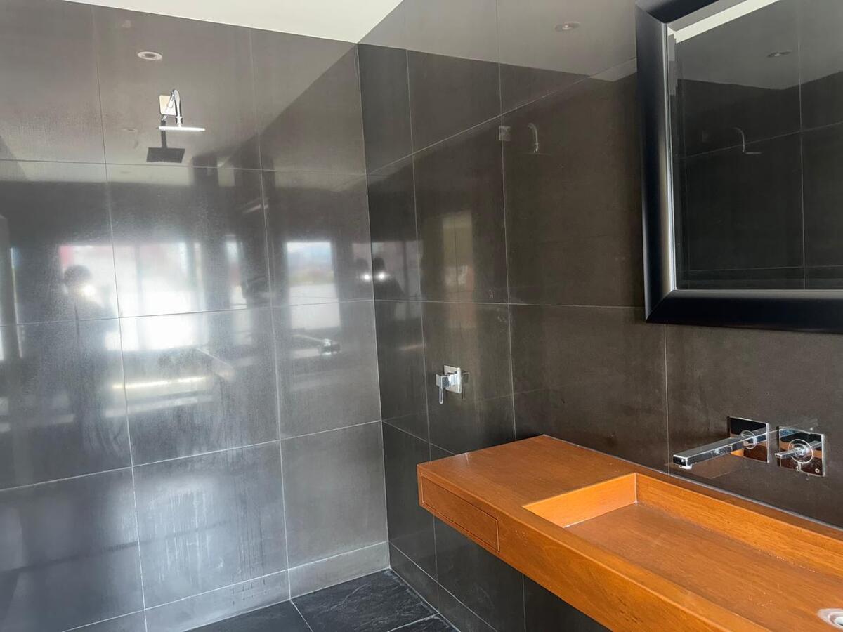 34 de 42: Baño del estudio