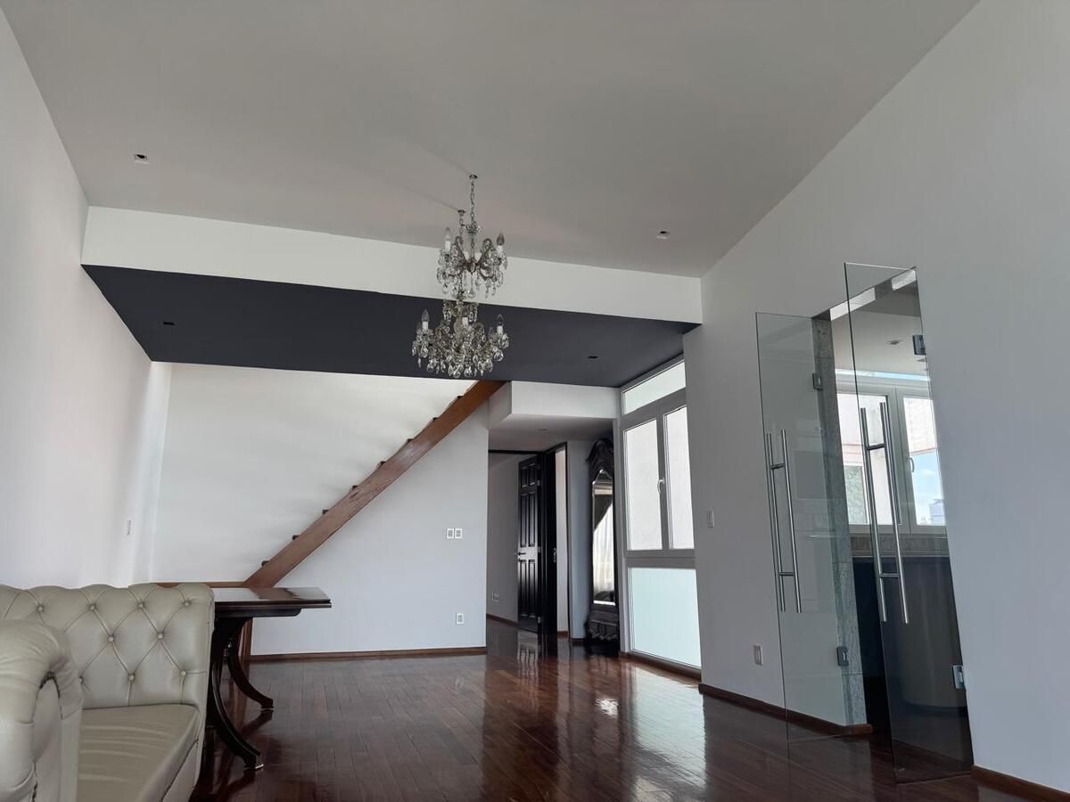 3 de 42: Escalera de madera de ingreso al segundo piso