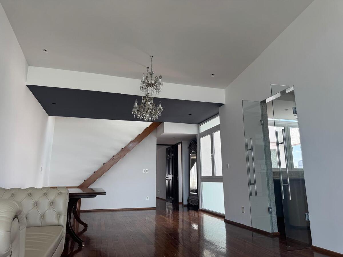 4 de 42: Escalera de madera de ingreso al segundo piso