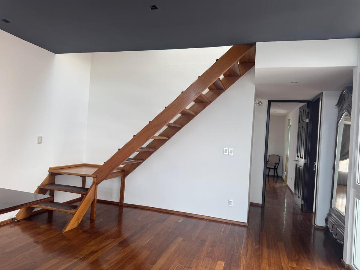 8 de 42: Escalera de acceso al segundo piso