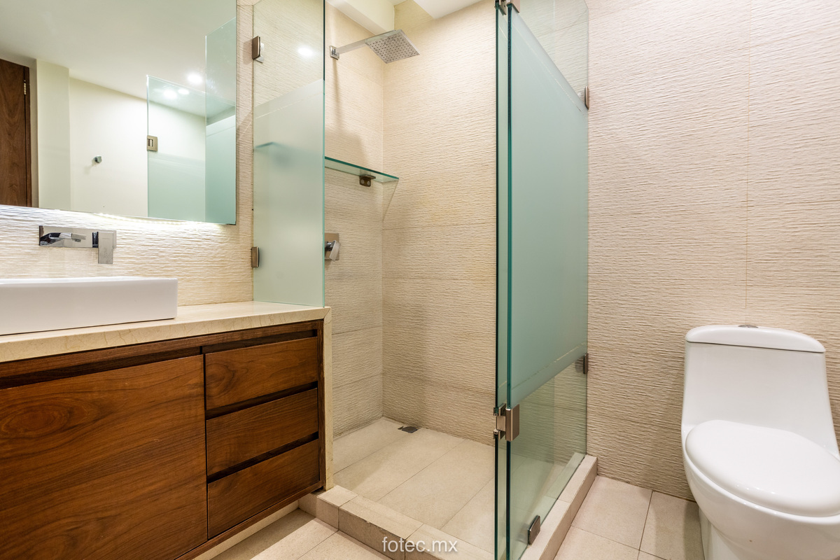 10 of 16: Baño Secundario