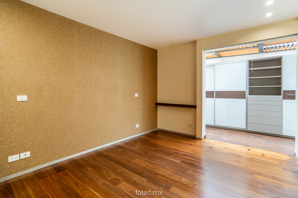 11 of 16: Recamara Principal con Closet adicional