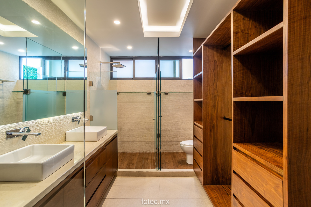 12 of 16: Baño Recamara Principal