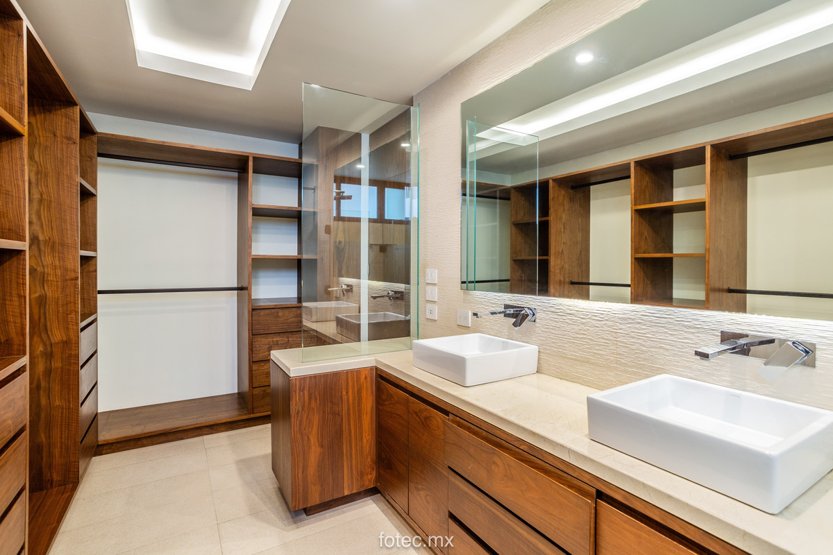 13 of 16: Walking Closet