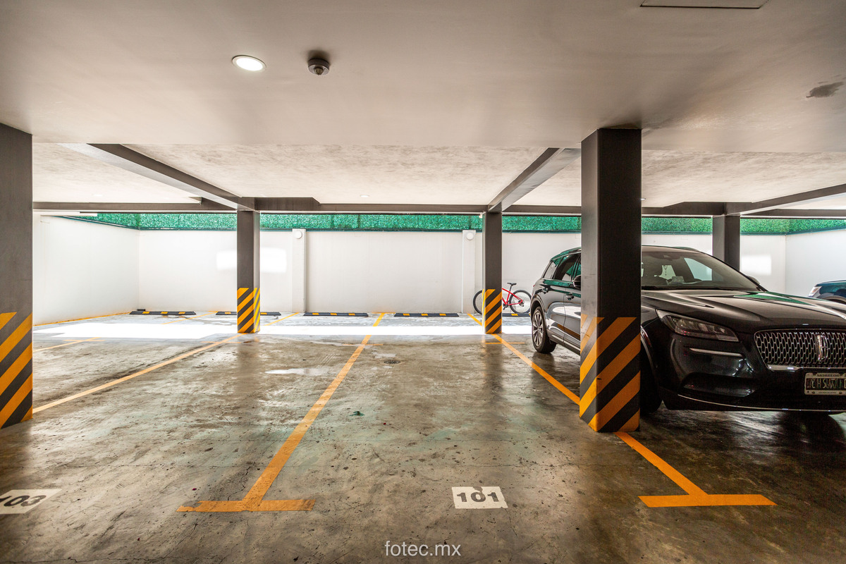 14 of 16: Estacionamiento