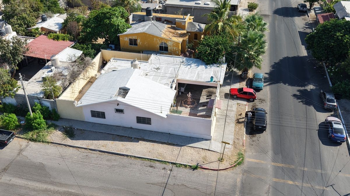 1 de 11: Casa amplia en esquina