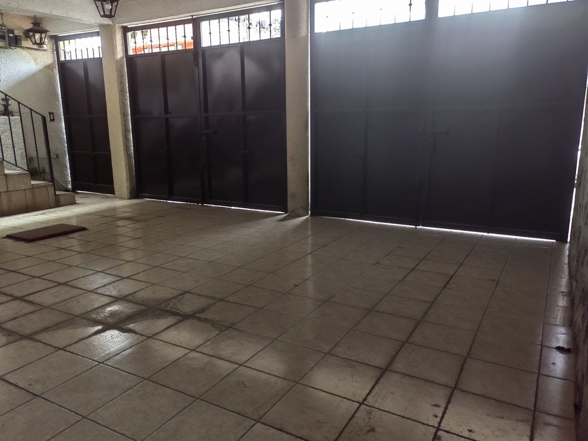 4 of 27: Estacionamiento