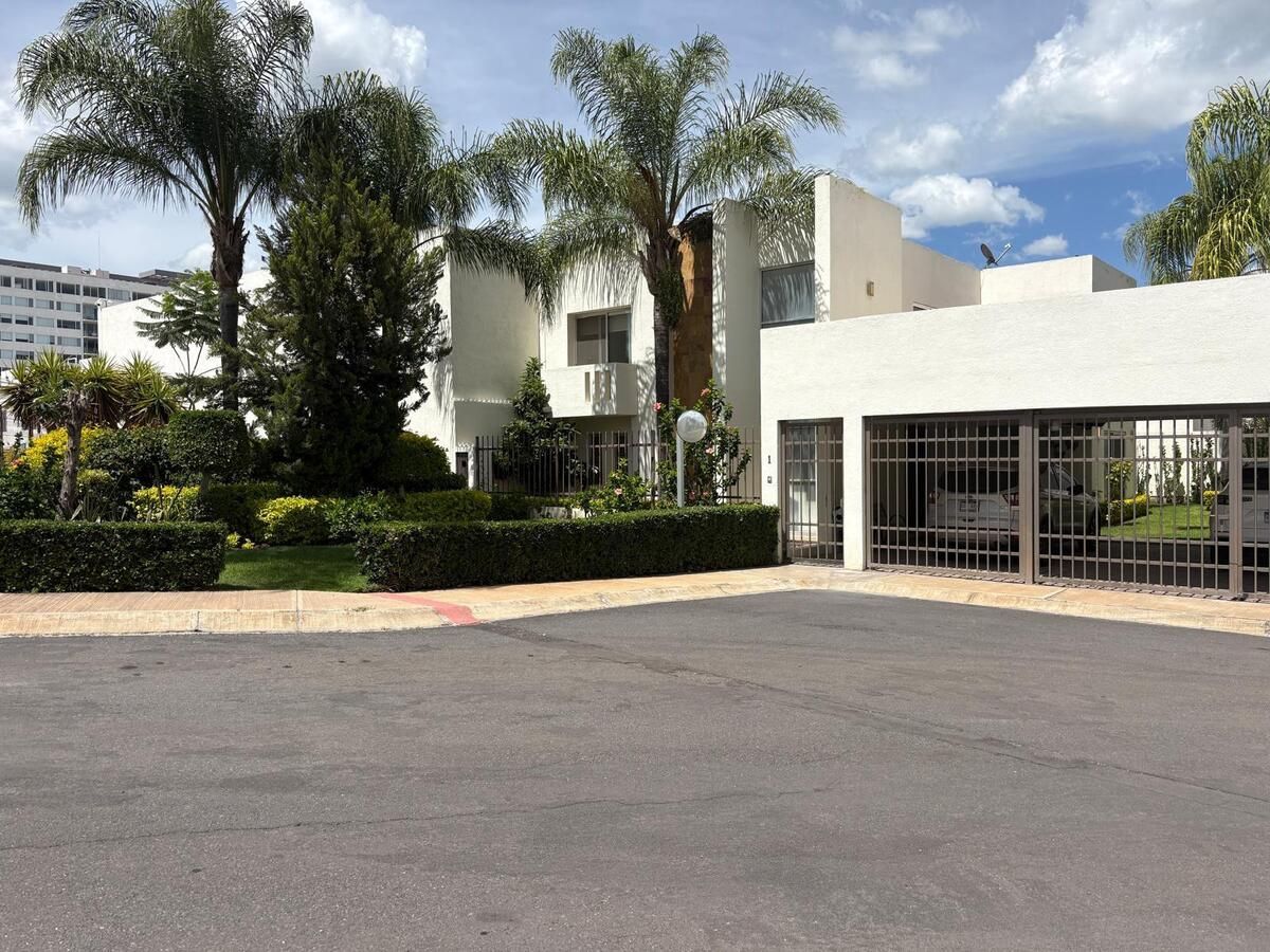 1 de 18: Fachada y entrada cochera