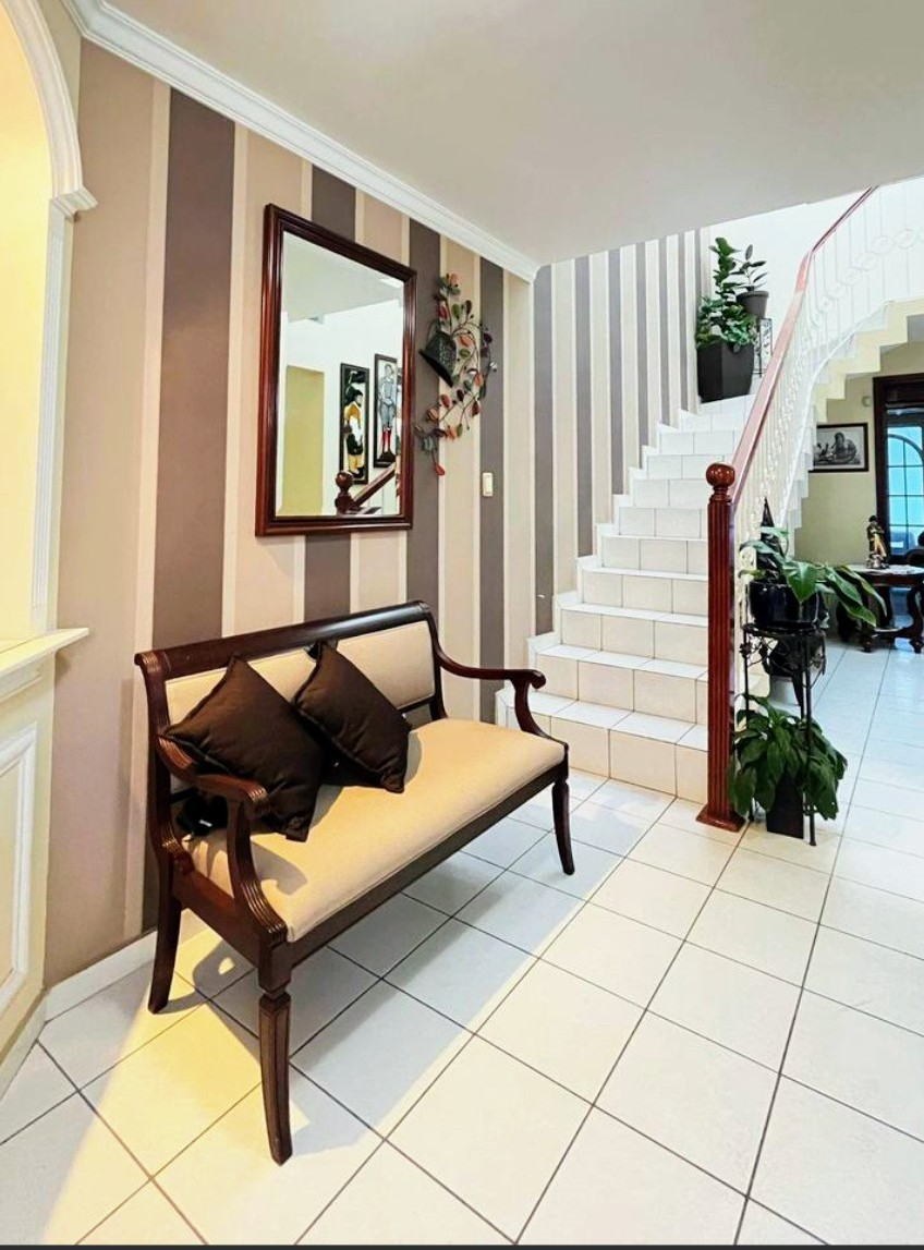 4 of 15: ESCALERA