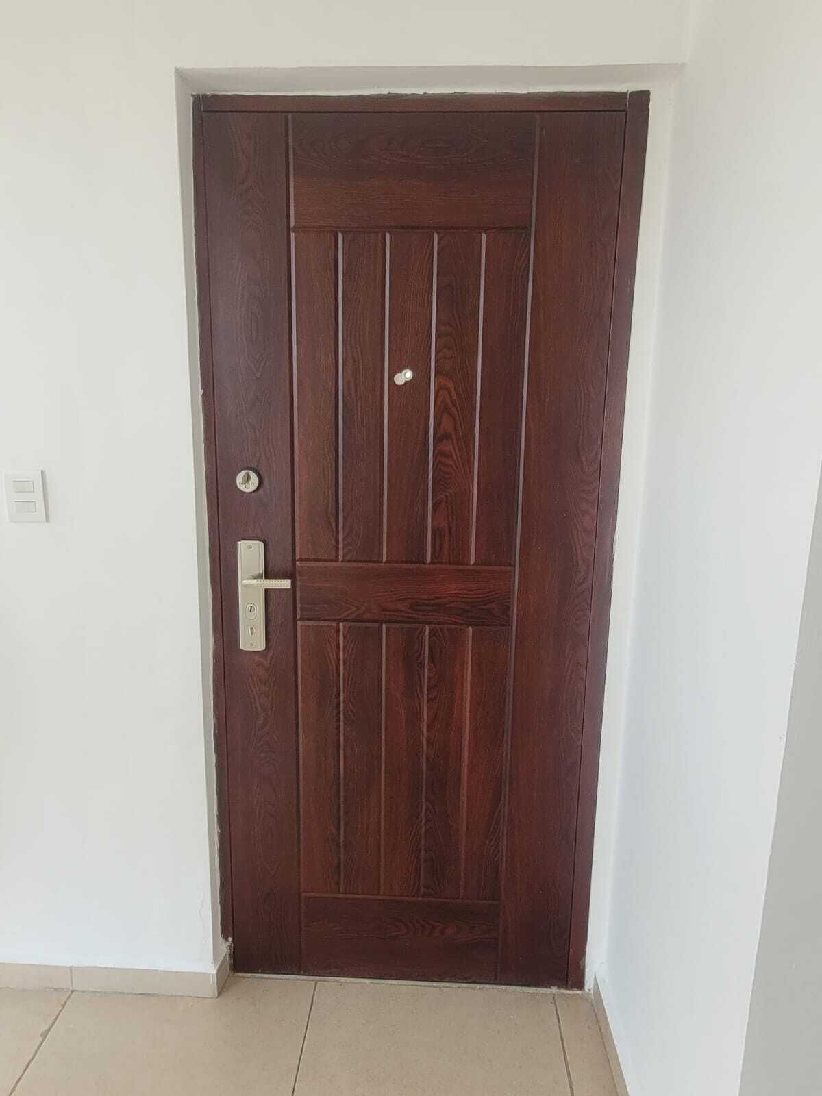 2 de 16: Puerta de seguridad, acceso principal